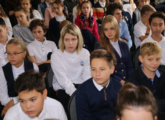 Уроки мужества "Мы этой памяти верны" и различные патриотические выставки прошли для учащихся в 1-11 классов Астраханского Лицея №1